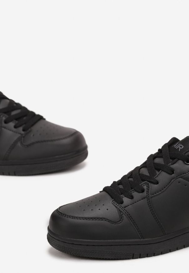 Born2be - Czarne Sznurowane Buty Sportowe Przed Kostkę z Perforacją Reemtirs. Okazja: na co dzień. Wysokość cholewki: przed kostkę. Nosek buta: okrągły. Zapięcie: sznurówki. Kolor: czarny. Materiał: materiał. Obcas: na obcasie. Wysokość obcasa: niski
