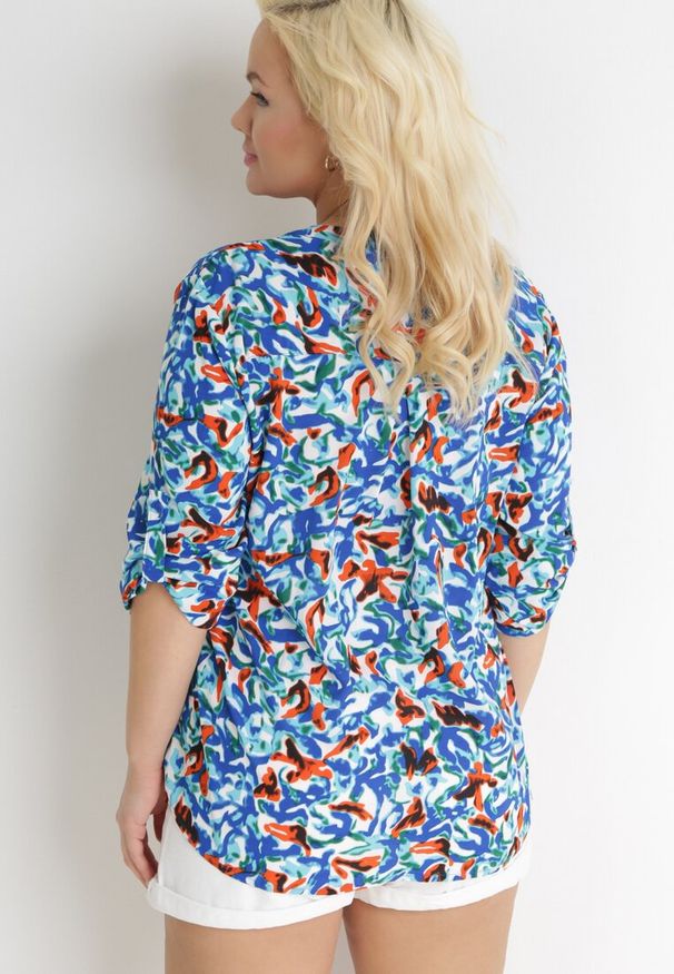 Born2be - Niebieska Bluzka w Kwiaty z Długim Rękawem i Rozszerzanym Dołem Trenusi. Kolekcja: plus size. Kolor: niebieski. Długość rękawa: długi rękaw. Długość: długie. Wzór: kwiaty