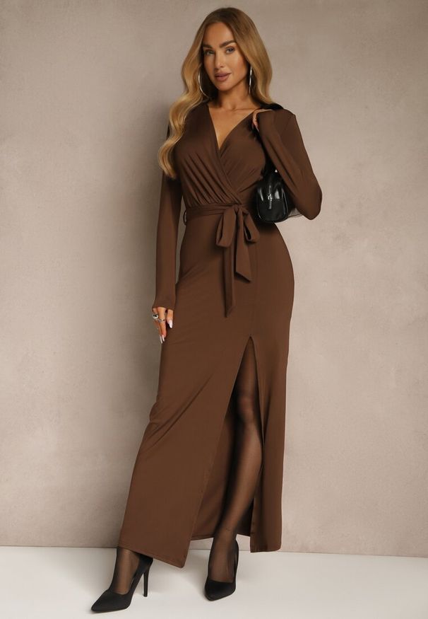 Renee - Brązowa Sukienka z Wiskozą o Kopertowym Kroju z Rozcięciem i Wiązanym Paskiem Tesela. Okazja: na co dzień. Kolor: brązowy. Materiał: wiskoza. Typ sukienki: kopertowe. Styl: casual