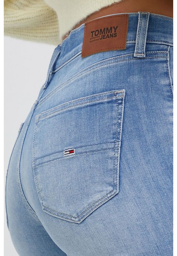 Tommy Jeans jeansy damskie medium waist. Kolor: niebieski