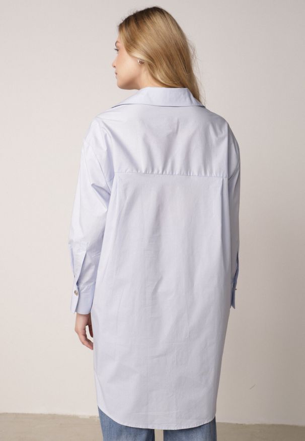 Born2be - Niebieska Bawełniana Koszula Oversize z Biżuteryjnymi Guzikami Adrearina. Okazja: do pracy, na co dzień, na spotkanie biznesowe. Kolor: niebieski. Materiał: bawełna. Styl: elegancki, biznesowy, klasyczny, casual
