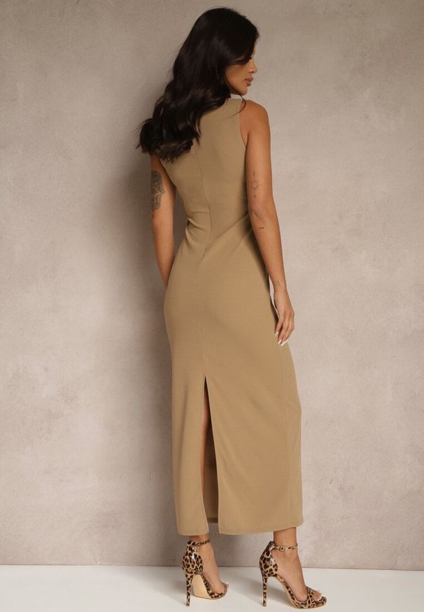 Renee - Beżowa Sukienka z Wiskozą o Dopasowanym Kroju z Marszczeniem Tilorrea. Kolor: beżowy. Materiał: wiskoza. Typ sukienki: dopasowane. Styl: klasyczny