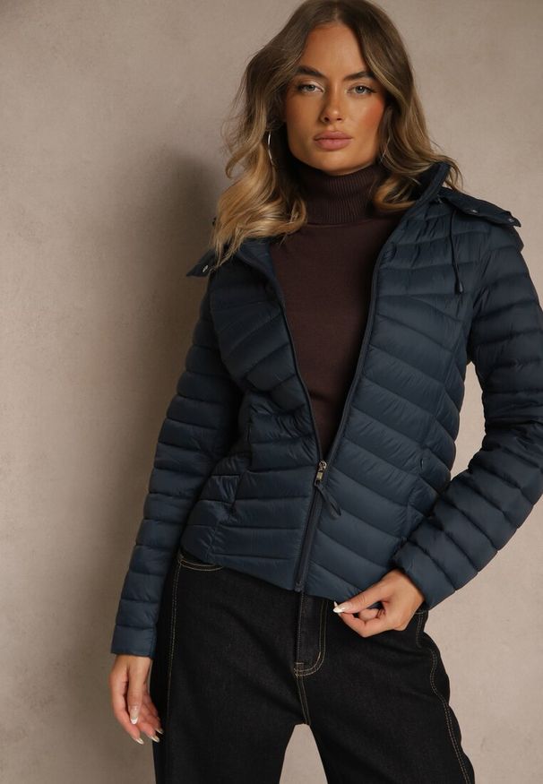 Renee - Granatowa Przejściowa Kurtka z Pikowanymi Przeszyciami i Kapturem Suritte. Okazja: na spacer, na co dzień. Kolor: niebieski. Materiał: dzianina, jeans. Styl: casual, klasyczny