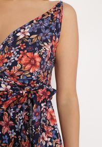 Born2be - Granatowo-Czerwona Bawełniana Sukienka Kopertowa na Cienkich Ramiączkach w Kwiatowy Wzór Rissamira. Okazja: na spacer, na randkę, na co dzień. Kolor: niebieski. Materiał: bawełna. Długość rękawa: na ramiączkach. Wzór: kwiaty. Sezon: lato. Typ sukienki: kopertowe. Styl: elegancki, casual #7