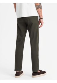 Ombre Clothing - Męskie spodnie chino REGULAR FIT z delikatną strukturą – ciemnozielone V4. Okazja: na co dzień. Kolor: zielony. Materiał: tkanina, elastan, bawełna. Styl: klasyczny, casual #3