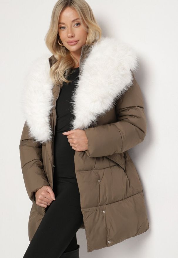 Born2be - Zielona Pikowana Kurtka z Paskiem w Talii i Odpinanym Futrzanym Kołnierzem Edalithia. Okazja: na co dzień. Kolor: zielony. Materiał: futro. Sezon: zima. Styl: casual, elegancki