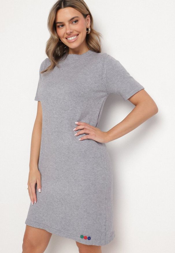 Born2be - Szara Dzianinowa Sukienka z Wiskozą o T-shirtowym Kroju z Ozdobnymi Guziczkami Arissana. Okazja: na co dzień. Kolor: szary. Materiał: wiskoza, dzianina. Styl: wizytowy, casual, elegancki