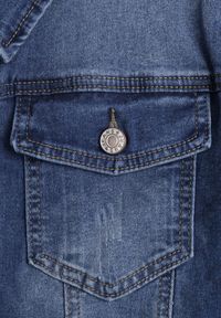 Born2be - Granatowa Jeansowa Kurtka z Przetarciami i Kieszeniami z Klapami Hazelle. Okazja: na co dzień. Kolor: niebieski. Materiał: jeans. Długość rękawa: długi rękaw. Długość: długie. Styl: casual, klasyczny #5