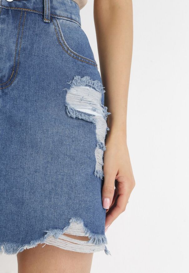 Born2be - Niebieska Spódnica Jeansowa z Przetarciami i Dziurami Arabela. Kolor: niebieski. Materiał: jeans. Sezon: lato, wiosna. Styl: klasyczny