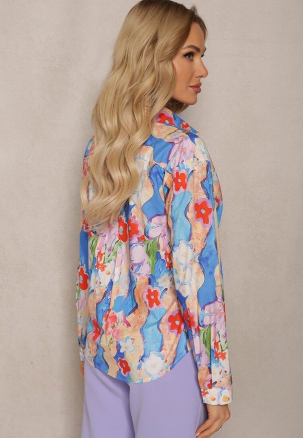 Renee - Niebiesko-Beżowa Koszula z Bawełny z Abstrakcyjnym Printem z Kwiatami i Długim Rękawem Silwina. Okazja: do pracy. Kolor: niebieski. Materiał: bawełna. Długość rękawa: długi rękaw. Długość: długie. Wzór: kwiaty, nadruk. Styl: klasyczny