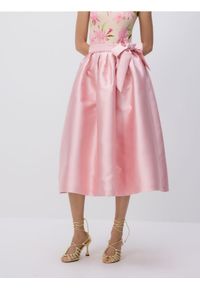 Reserved - Spódnica midi z wiązaniem - pastelowy róż. Kolor: różowy. Materiał: tkanina. Wzór: gładki #1
