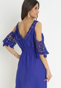 Born2be - Granatowa Sukienka Mini Hiszpanka na Ramiączkach z Koronkowymi Rękawami i Gumką w Pasie Giovati. Okazja: na co dzień. Typ kołnierza: dekolt hiszpanka. Kolor: niebieski. Materiał: koronka. Długość rękawa: na ramiączkach. Styl: casual. Długość: mini #5