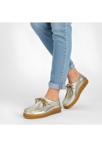 Złote Półbuty Hee Modne Buty Damskie. Okazja: na co dzień. Zapięcie: sznurówki. Kolor: złoty. Materiał: jeans, skóra. Styl: elegancki, casual, klasyczny #9