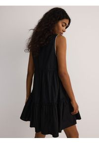 Reserved - Sukienka mini z falbanami - czarny. Kolor: czarny. Materiał: bawełna. Typ sukienki: trapezowe. Długość: mini