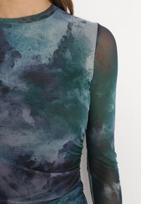 Born2be - Zielona Sukienka o Dopasowanym Fasonie Bodycon z Rozcięciem i Marmurkowym Wzorem Urientia. Kolor: zielony. Długość rękawa: długi rękaw. Typ sukienki: bodycon. Styl: elegancki