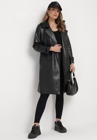 Born2be - Czarny Długi Płaszcz Trencz z Imitacji Skóry Wiązany w Pasie Lintia. Kolor: czarny. Materiał: skóra. Długość: długie. Wzór: paski. Styl: klasyczny #7