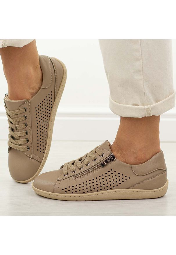 Beżowe skórzane półbuty damskie barefoot Jezzi Ol38-6. Okazja: na co dzień. Zapięcie: sznurówki. Kolor: beżowy. Materiał: skóra. Szerokość cholewki: normalna. Sezon: wiosna, jesień, lato. Styl: casual, klasyczny, sportowy