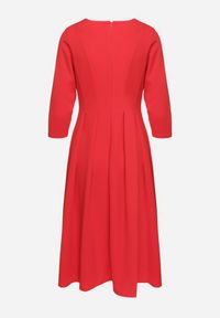 Born2be - Czerwona Rozkloszowana Sukienka Ozdobiona Przeszyciami Reamira. Okazja: na co dzień. Typ kołnierza: dekolt w łódkę. Kolor: czerwony. Wzór: aplikacja. Styl: casual, elegancki #6