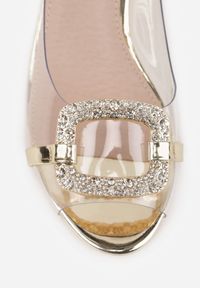 Renee - Złote Eleganckie Sandały VICES z Transparentną Cholewką i Klamrą z Cyrkoniami Qinieth. Zapięcie: klamry. Kolor: złoty. Materiał: satyna. Obcas: na obcasie. Styl: elegancki. Wysokość obcasa: średni #7