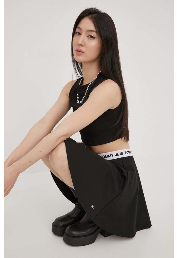 Tommy Jeans spódnica kolor czarny mini rozkloszowana. Kolor: czarny. Materiał: dzianina, poliester