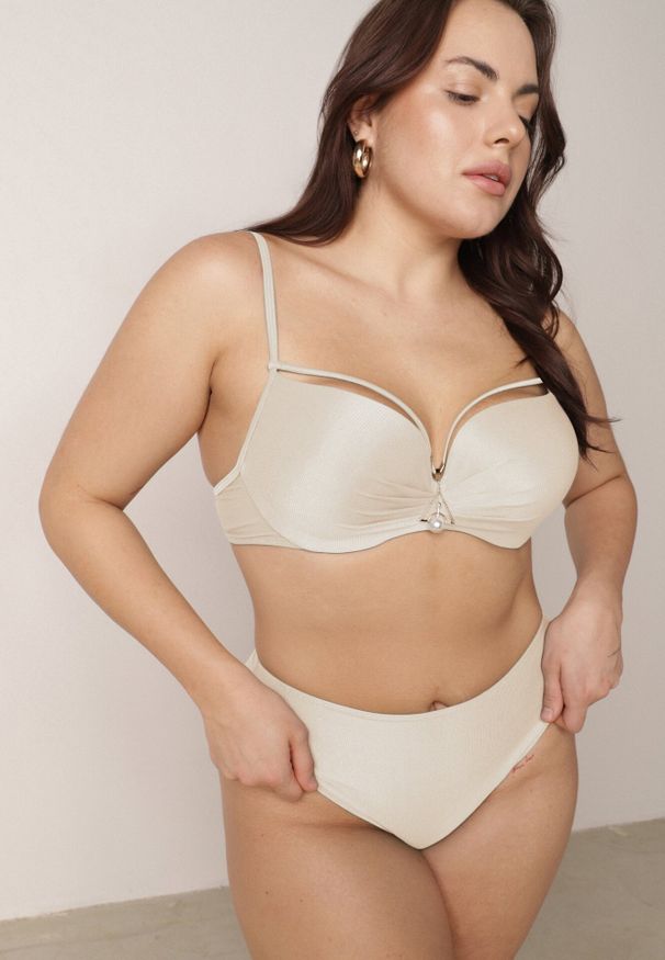 Born2be - Jasnobeżowe Bikini Majtki Figi i Biustonosz z Paskami i Perłową Aplikacją Cahresha. Kolor: beżowy. Wzór: aplikacja