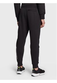 Calvin Klein Jeans Spodnie dresowe J30J322639 Czarny Regular Fit. Kolor: czarny. Materiał: bawełna, dresówka