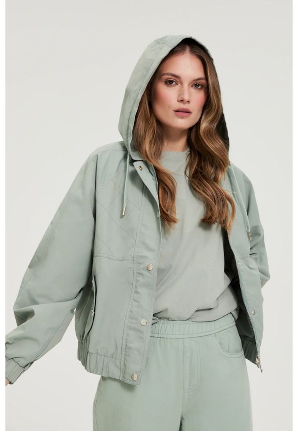 MOODO - Krótka kurtka oliwkowa. Kolor: oliwkowy. Materiał: bawełna, poliamid. Długość: krótkie