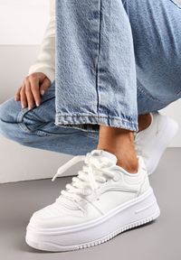 Renee - Białe Sznurowane Sneakersy na Platformie z Metalicznymi Wstawkami Arileva. Kolor: biały. Materiał: jeans. Obcas: na platformie