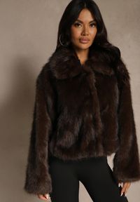 Renee - Brązowa Kurtka Futerko o Fasonie Cropped z Kołnierzem Abentia. Okazja: na co dzień. Kolor: brązowy. Materiał: futro. Sezon: zima. Styl: casual #1