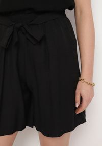 Born2be - Czarne Wiskozowe Szorty z Wysokim Stanem i Paskiem Lumovelle. Okazja: na co dzień. Stan: podwyższony. Kolor: czarny. Materiał: wiskoza. Styl: elegancki, casual