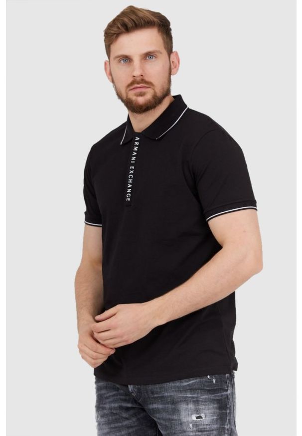 Armani Exchange - ARMANI EXCHANGE Czarna męska koszulka polo na suwak. Typ kołnierza: polo. Kolor: czarny. Wzór: aplikacja