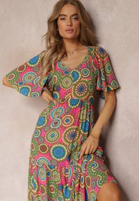 Renee - Fuksjowo-Zielona Wiskozowa Sukienka Maxi w Kwiaty z Rozkloszowanym Dołem i Falbanką Pathna. Okazja: na co dzień. Kolor: różowy. Materiał: wiskoza. Długość rękawa: krótki rękaw. Wzór: kwiaty. Styl: casual. Długość: maxi #5