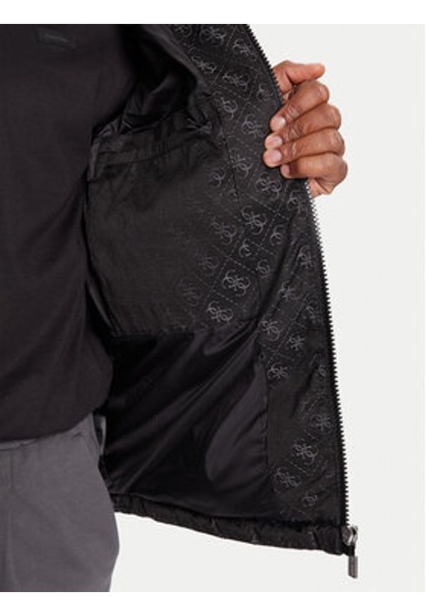 Guess Kurtka przejściowa Z5BL02 WFIQ2 Czarny Regular Fit. Kolor: czarny. Materiał: bawełna, syntetyk