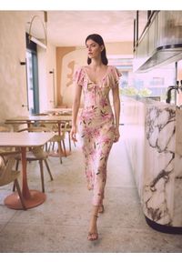 Reserved - Sukienka maxi w kwiatowy wzór - wielobarwny. Materiał: wiskoza. Wzór: kwiaty. Długość: maxi #1