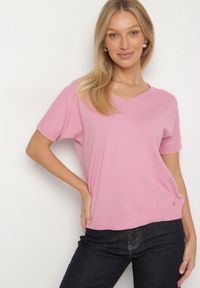 Born2be - Różowy Dzianinowy T-shirt z Dekoltem w Kształcie Litery V Fenima. Okazja: na spotkanie biznesowe, do pracy, na co dzień. Typ kołnierza: dekolt w kształcie V. Kolor: różowy. Materiał: dzianina. Styl: biznesowy, klasyczny, casual #4