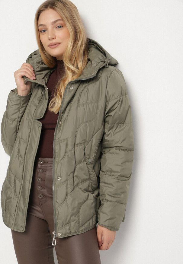 Born2be - Jasnozielona Pikowana Kurtka Przejściowa o Klasycznym Kroju z Kapturem Tavitte. Okazja: na spacer, na co dzień. Typ kołnierza: kaptur. Kolekcja: plus size. Kolor: zielony. Materiał: poliester, jeans. Wzór: aplikacja. Styl: klasyczny