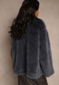 Renee - Granatowa Oversizowa Kurtka Futerko o Dwurzędowym Kroju Asonella. Okazja: na randkę, na co dzień. Typ kołnierza: golf. Kolor: niebieski. Materiał: futro. Wzór: aplikacja. Styl: casual #5