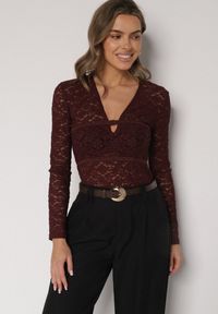 Born2be - Bordowa Koronkowa Bluzka z Długim Rękawem i Dekoltem w Serek Senafera. Typ kołnierza: dekolt w serek. Kolor: czerwony. Materiał: koronka. Długość rękawa: długi rękaw. Długość: długie. Styl: klasyczny, elegancki #5