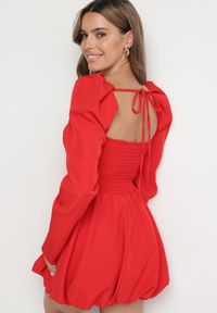 Born2be - Czerwona Rozkloszowana Sukienka Bombka z Wiązaniem na Plecach Poltewin. Okazja: na ślub cywilny, na co dzień, na imprezę, na wesele. Typ kołnierza: kokarda, dekolt kwadratowy. Kolor: czerwony. Typ sukienki: bombki. Styl: klasyczny, casual, elegancki #7