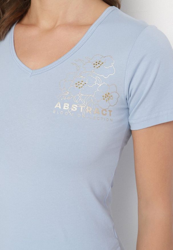 Born2be - Jasnoniebieski T-shirt Koszulka z Trójkątnym Dekoltem z Bawełny Ozdobiona Nadrukiem Elanoa. Okazja: na co dzień. Kolor: niebieski. Materiał: bawełna. Wzór: aplikacja, nadruk. Styl: elegancki, casual