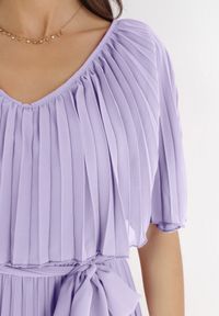 Born2be - Fioletowa Sukienka Plisowana z Szeroką Falbaną Przy Dekolcie Dinara. Kolor: fioletowy. Styl: wizytowy. Długość: maxi #3