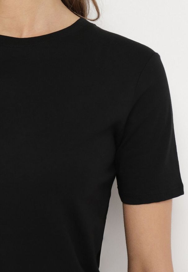 Born2be - Czarny Klasyczny T-shirt Bawełniany z Krótkim Rękawem Ismerina. Okazja: na spotkanie biznesowe, na co dzień. Kolor: czarny. Materiał: bawełna. Długość rękawa: krótki rękaw. Długość: krótkie. Styl: klasyczny