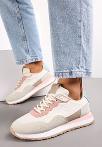 Renee - Biało-Różowe Sneakersy Zdobione Wstawkami z Imitacji Skóry Fayela. Kolor: różowy. Materiał: skóra. Wzór: aplikacja #3