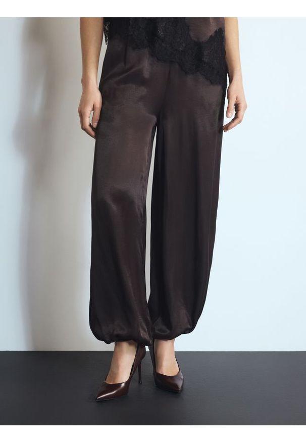 Reserved - Spodnie z wiskozy - ciemnobrązowy. Kolor: brązowy. Materiał: wiskoza