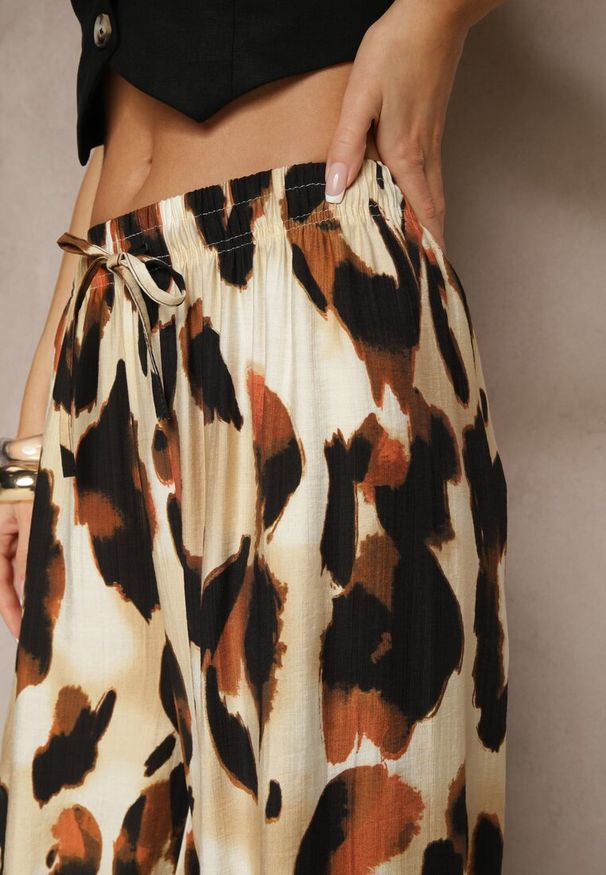 Renee - Beżowe Szerokie Spodnie High Waist z Wiskozą w Panterkowy Wzór Zeviera. Okazja: na co dzień. Stan: podwyższony. Kolor: beżowy. Materiał: wiskoza. Styl: casual, elegancki