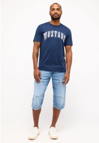 Mustang - MUSTANG AUSTIN MĘSKI T-SHIRT KOSZULKA LOGO NADRUK DRESS BLUES 1014927 5334. Wzór: nadruk #3