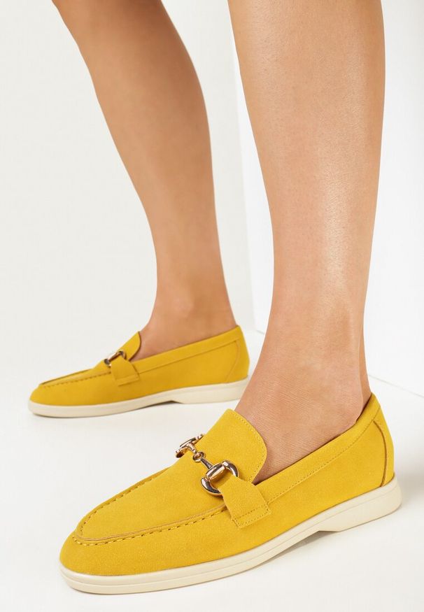 Born2be - Żółte Wsuwane Mokasyny na Płaskiej Podeszwie z Metalową Ozdobą Revana. Zapięcie: bez zapięcia. Kolor: żółty. Wzór: aplikacja. Sezon: wiosna, lato. Obcas: na płaskiej podeszwie