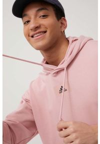 Adidas - adidas bluza bawełniana męska kolor różowy z kapturem z nadrukiem. Typ kołnierza: kaptur. Kolor: różowy. Materiał: bawełna. Wzór: nadruk