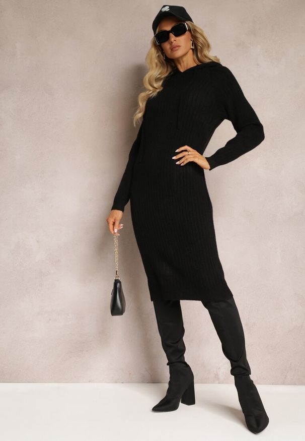 Renee - Czarna Wełniana Sukienka w Prążki z Kapturem Opiuda. Okazja: na co dzień. Typ kołnierza: kaptur. Kolor: czarny. Materiał: wełna. Długość rękawa: długi rękaw. Wzór: prążki. Typ sukienki: sportowe. Styl: casual, elegancki, sportowy