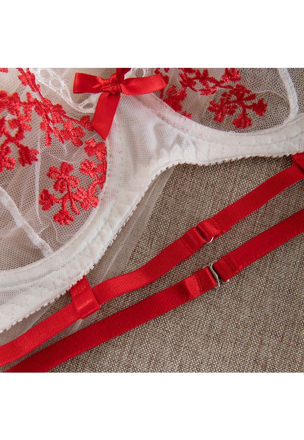 Intica - Komplet bielizny z haftem na romantyczne wieczory Bediya. Kolor: wielokolorowy. Materiał: materiał. Wzór: haft